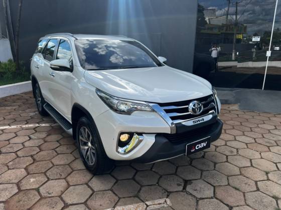 TOYOTA HILUX SW4 2.8 SRX 4X4 7 LUGARES 16V TURBO INTERCOOLER DIESEL 4P AUTOMÁTICO
